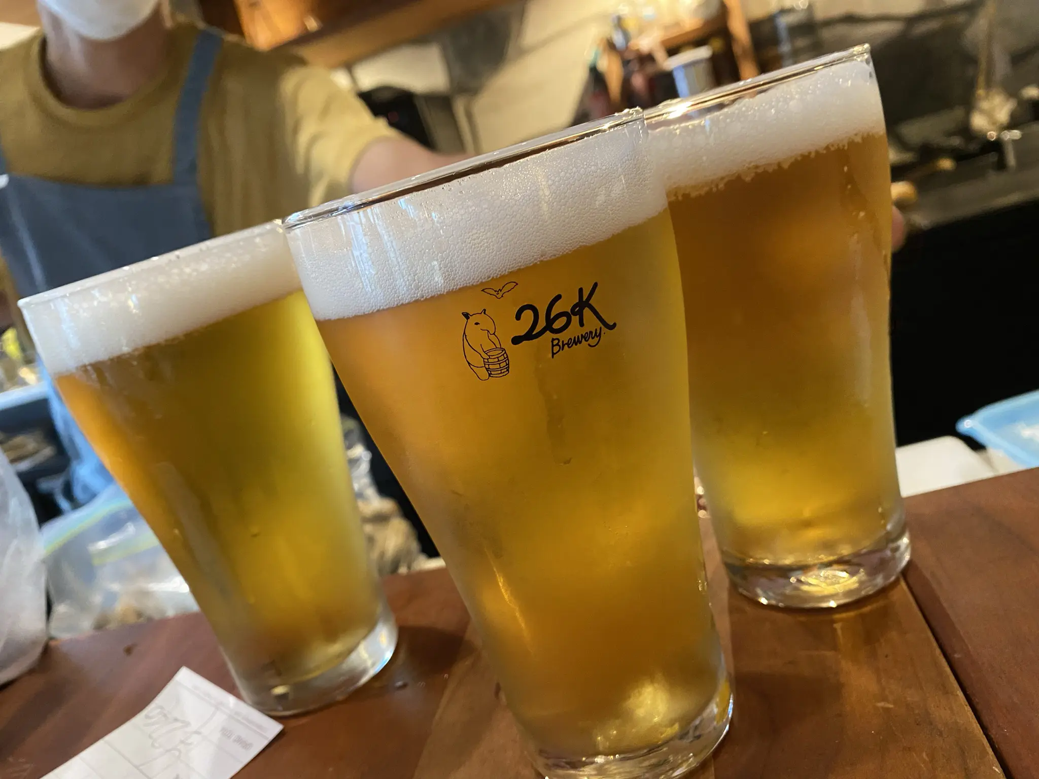 クラフトビールをグラスに注いだ様子